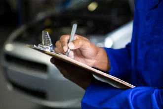 mechanic-preparing-check-list mechanic-preparing-check-list
